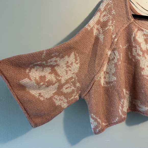 Free People pink oversized sweater- size medium - Picture 2 of 4